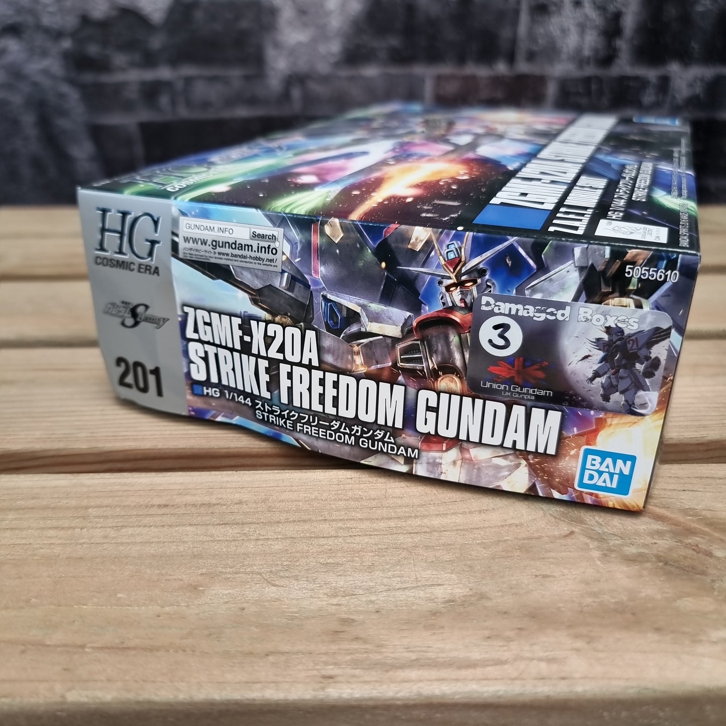 HGCE 1/144 Strike Freedom Gundam - Damaged Box (3)