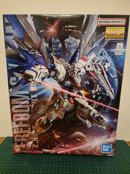 MG 1/100 Freedom Gundam Ver.2.0 - Damaged Box (1)