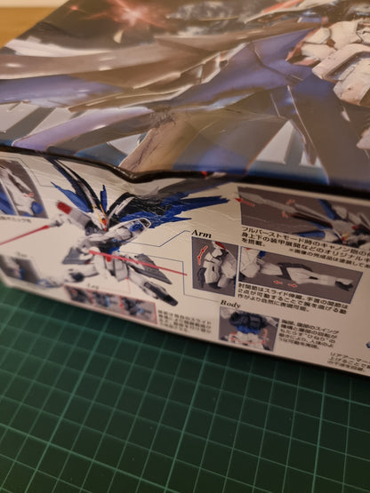 MG 1/100 Freedom Gundam Ver.2.0 - Damaged Box (2)