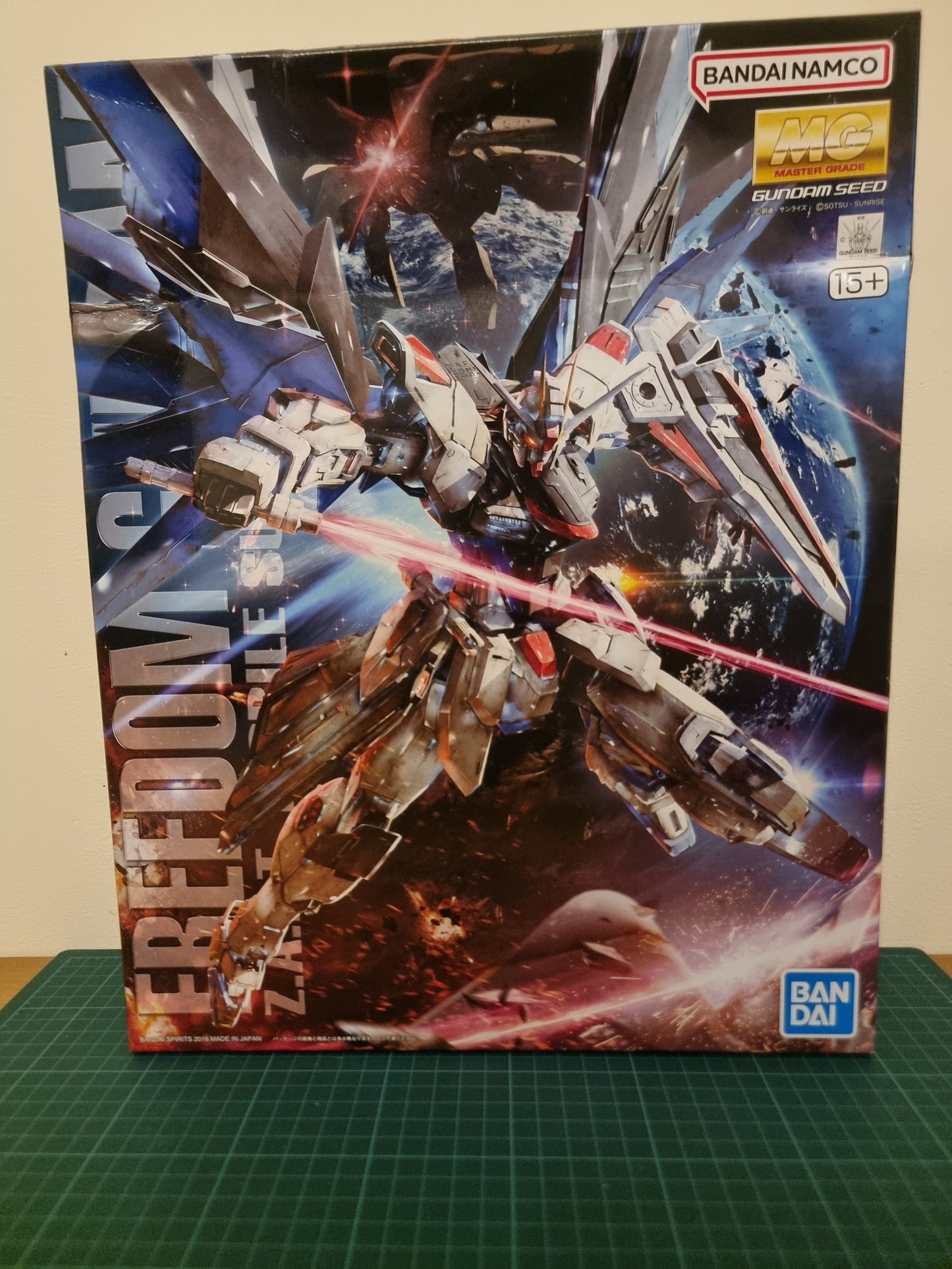 MG 1/100 Freedom Gundam Ver.2.0 - Damaged Box (2)