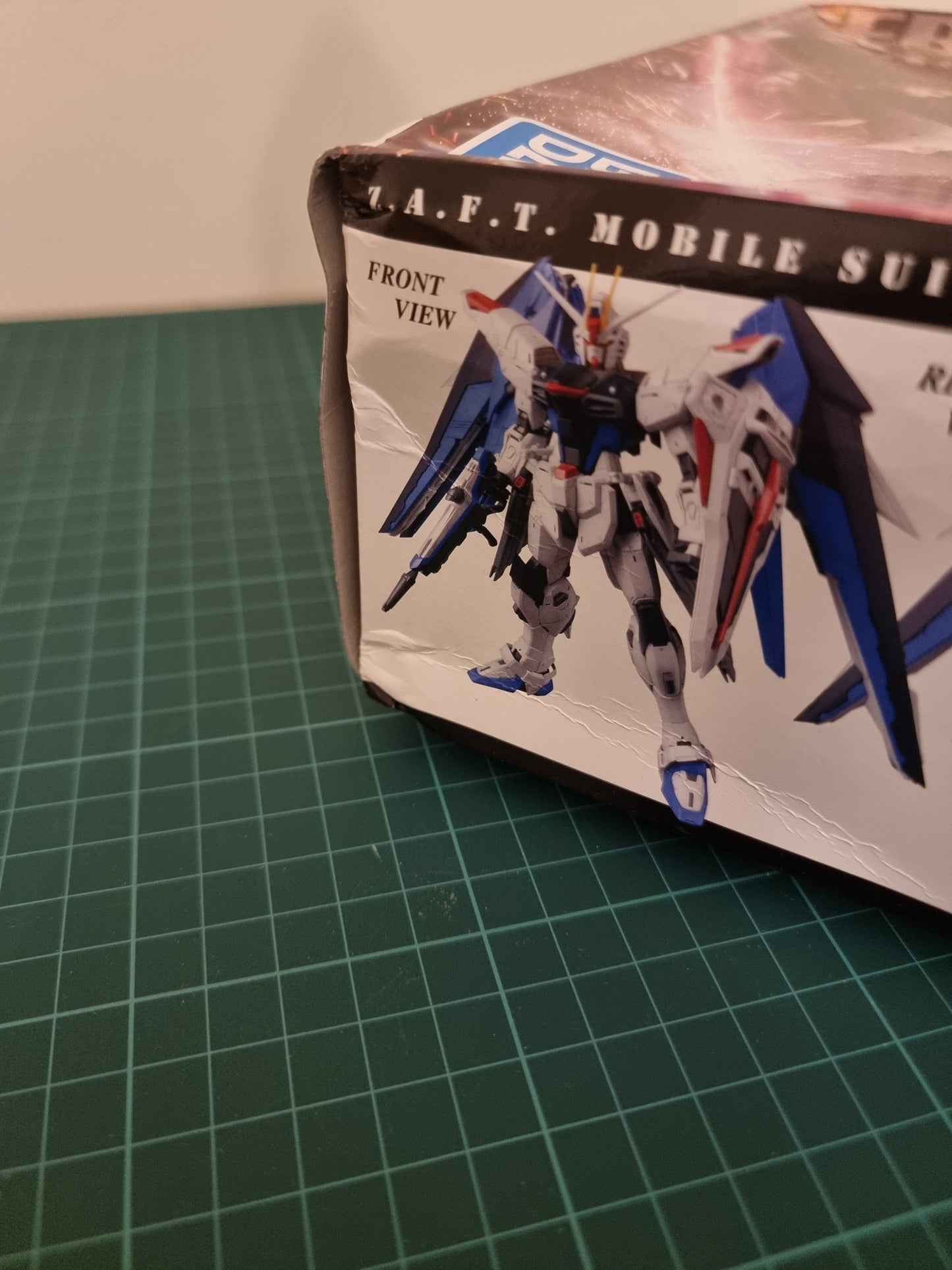 MG 1/100 Freedom Gundam Ver.2.0 - Damaged Box (1)